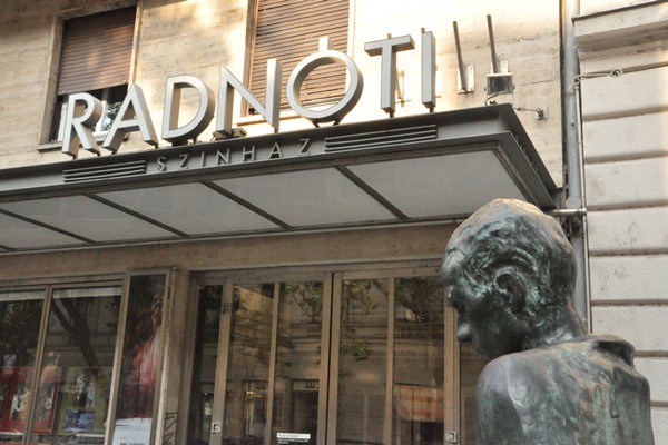 Kezdődik az évad a Radnóti Színházban